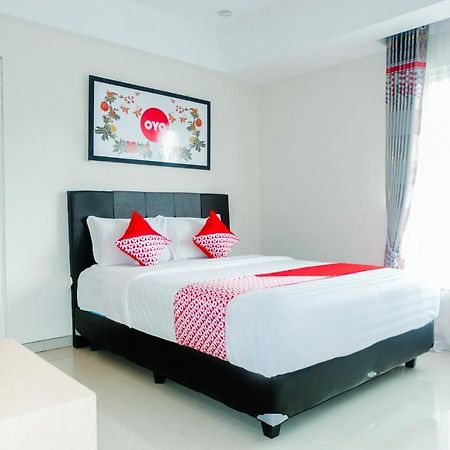 Oyo 696 Hasanah Guest House Syariah De Saphire Malang Esterno foto