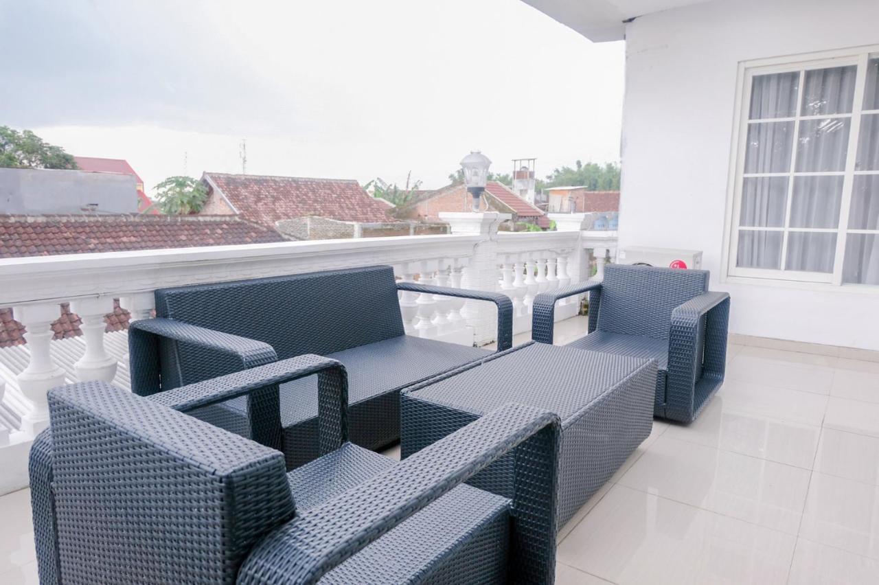 Oyo 696 Hasanah Guest House Syariah De Saphire Malang Esterno foto