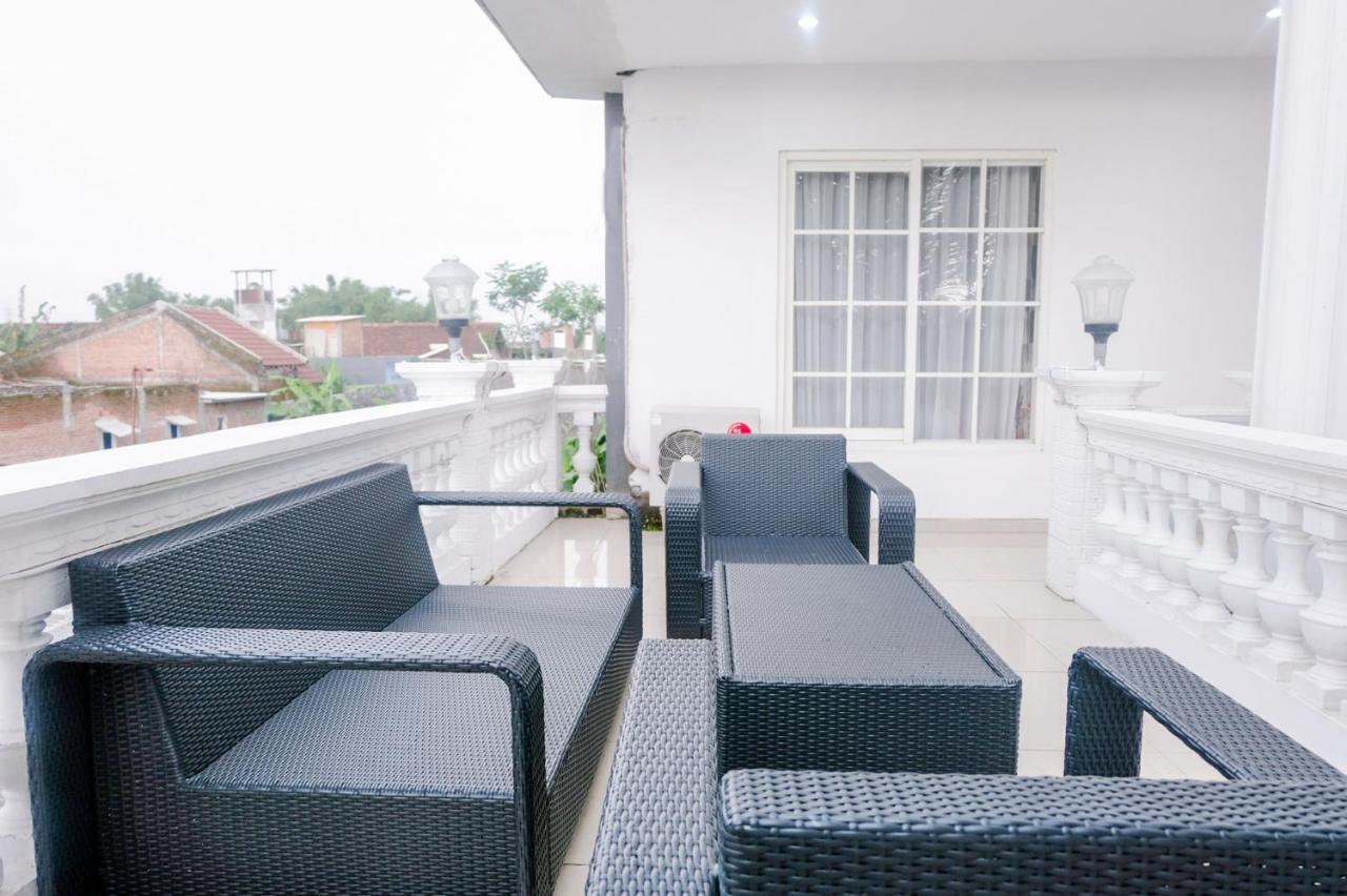 Oyo 696 Hasanah Guest House Syariah De Saphire Malang Esterno foto