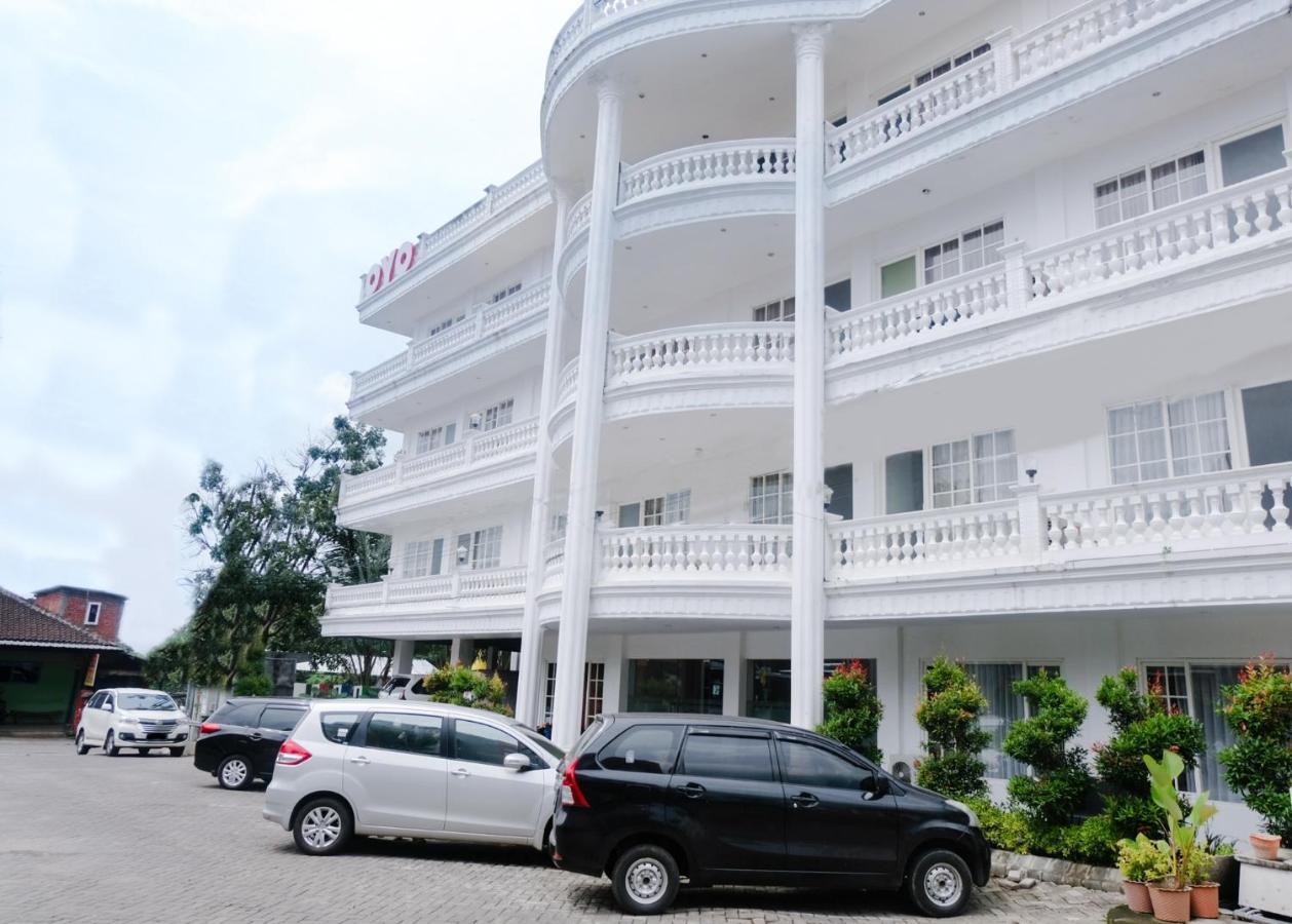 Oyo 696 Hasanah Guest House Syariah De Saphire Malang Esterno foto