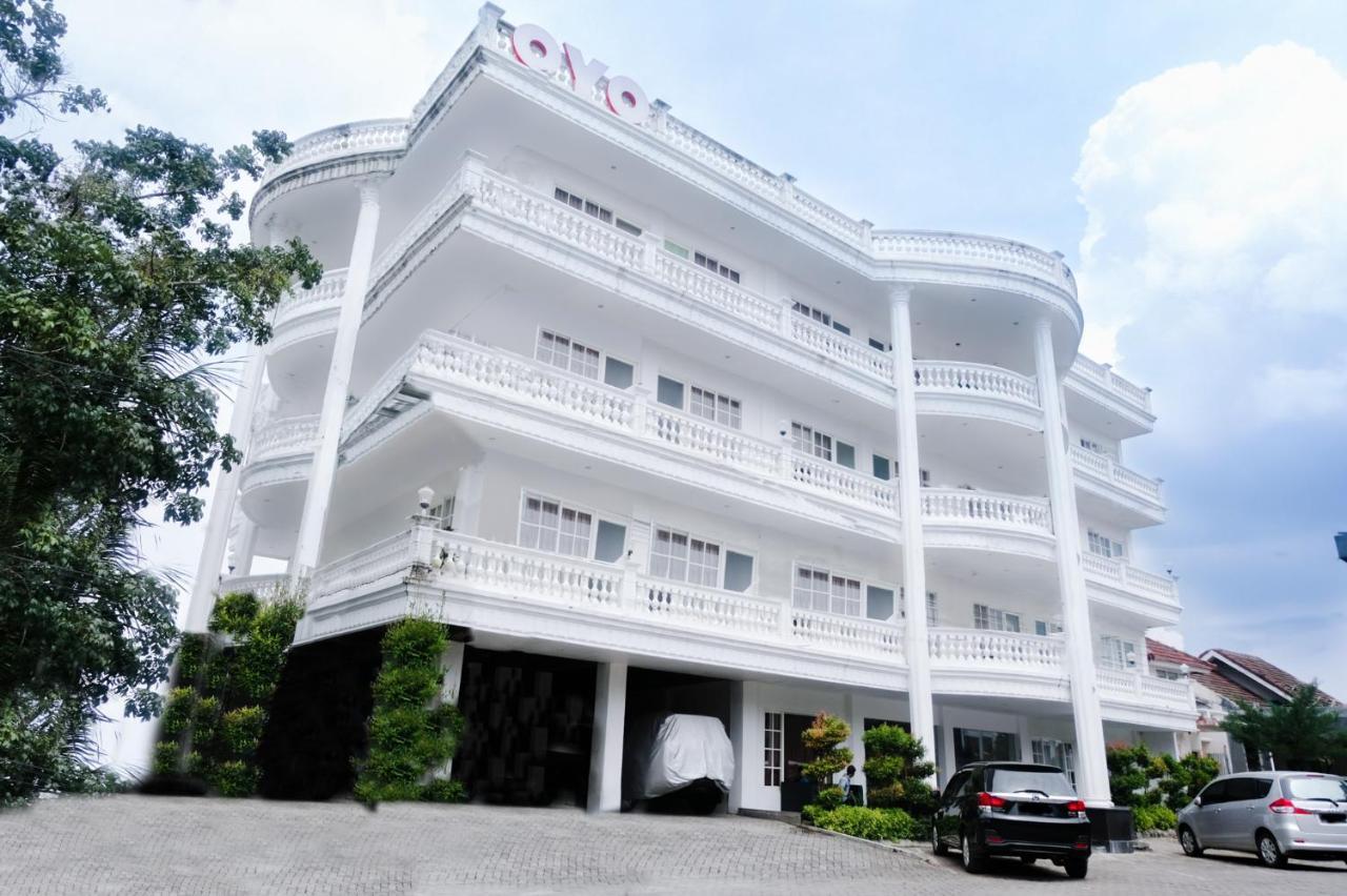 Oyo 696 Hasanah Guest House Syariah De Saphire Malang Esterno foto