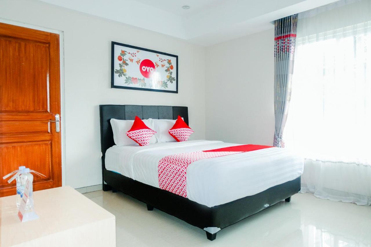 Oyo 696 Hasanah Guest House Syariah De Saphire Malang Esterno foto