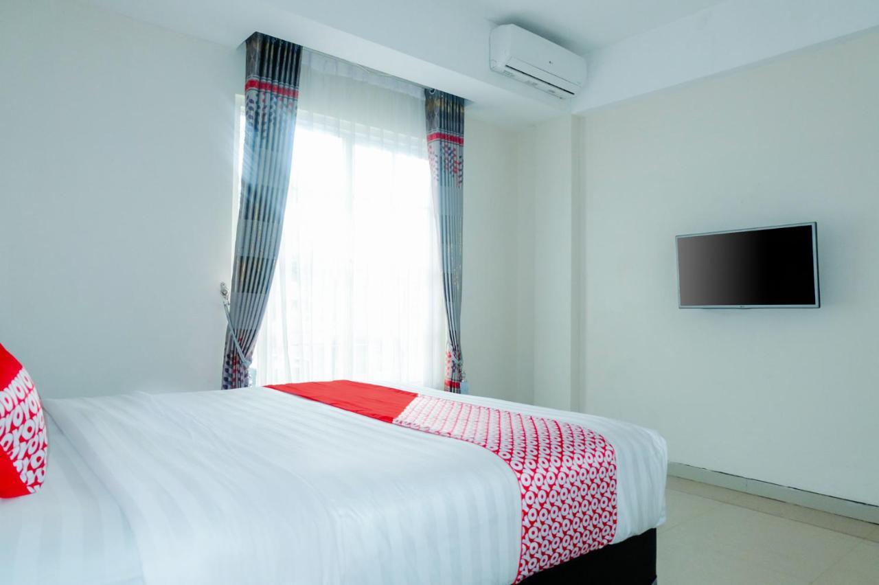 Oyo 696 Hasanah Guest House Syariah De Saphire Malang Esterno foto