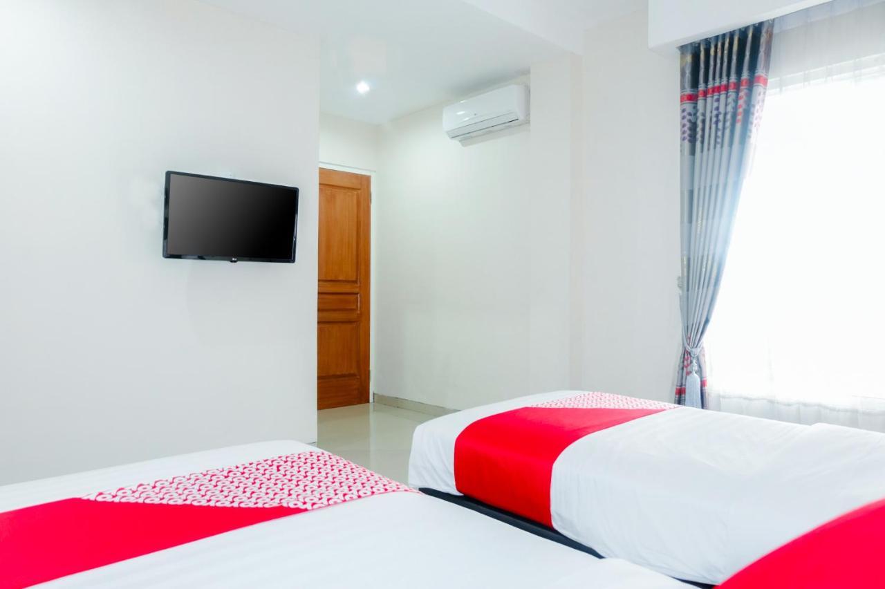 Oyo 696 Hasanah Guest House Syariah De Saphire Malang Esterno foto