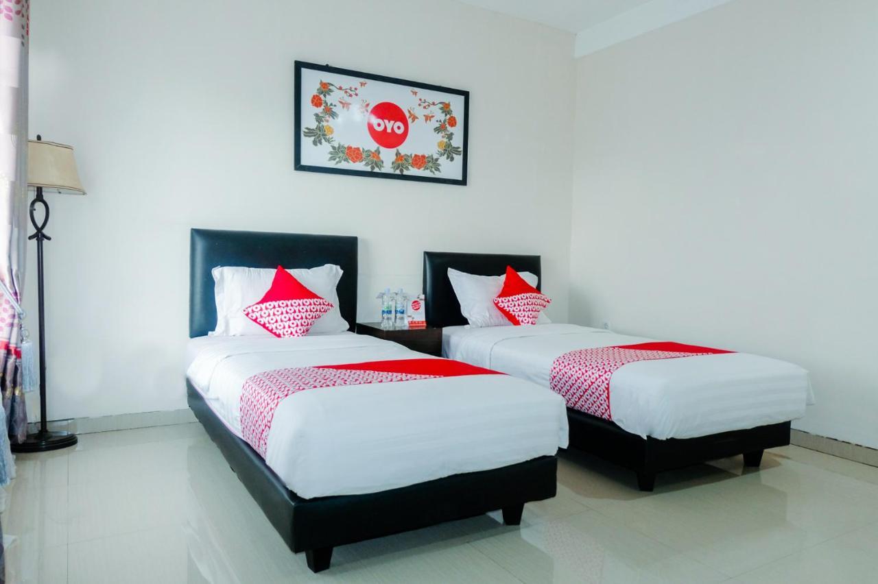 Oyo 696 Hasanah Guest House Syariah De Saphire Malang Esterno foto