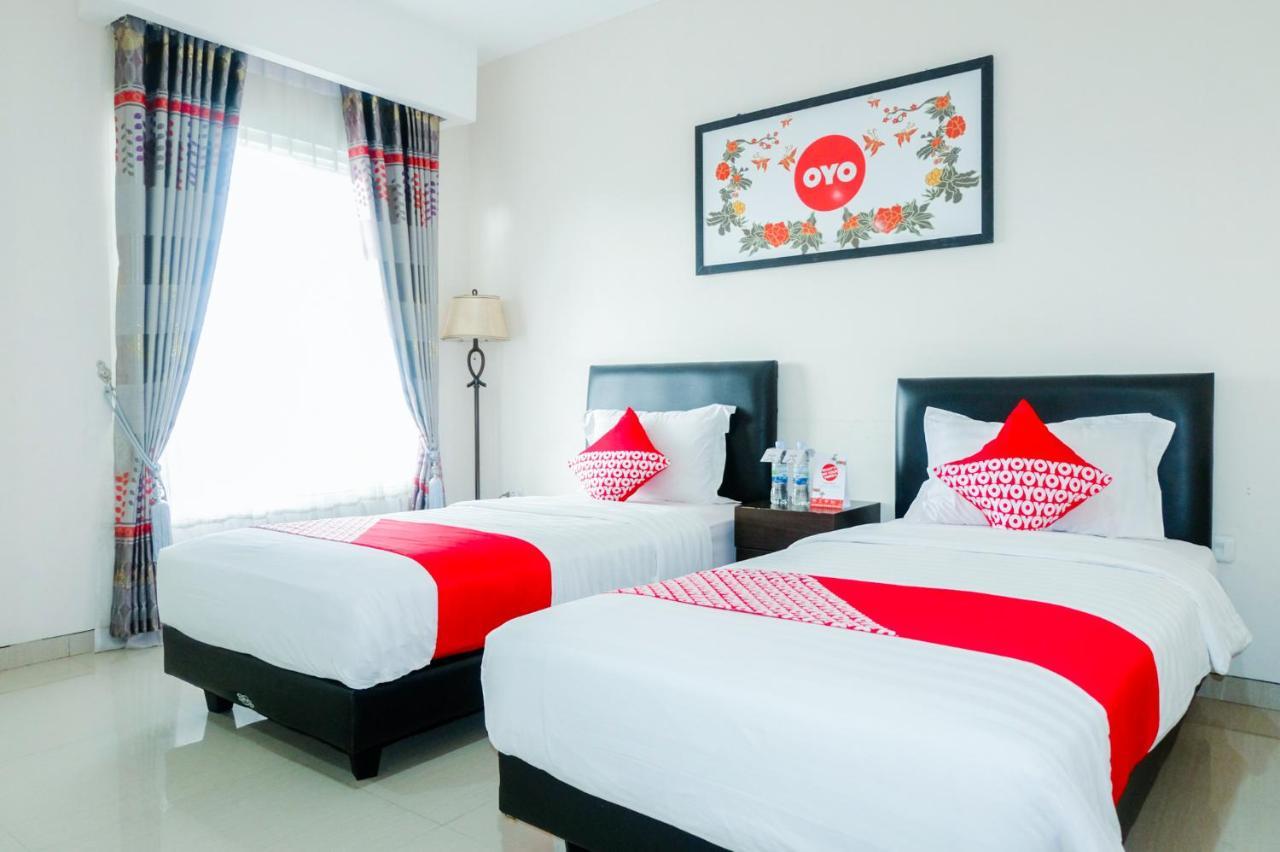 Oyo 696 Hasanah Guest House Syariah De Saphire Malang Esterno foto