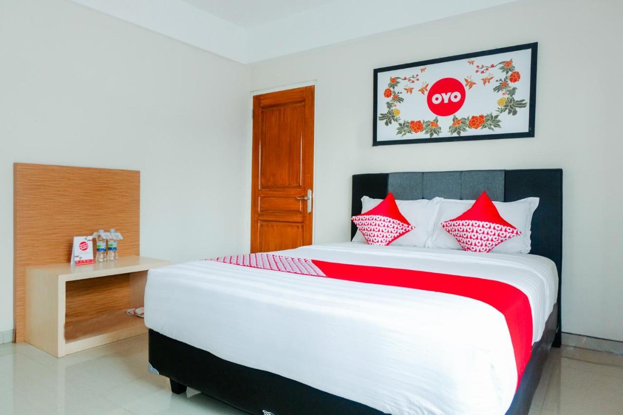 Oyo 696 Hasanah Guest House Syariah De Saphire Malang Esterno foto