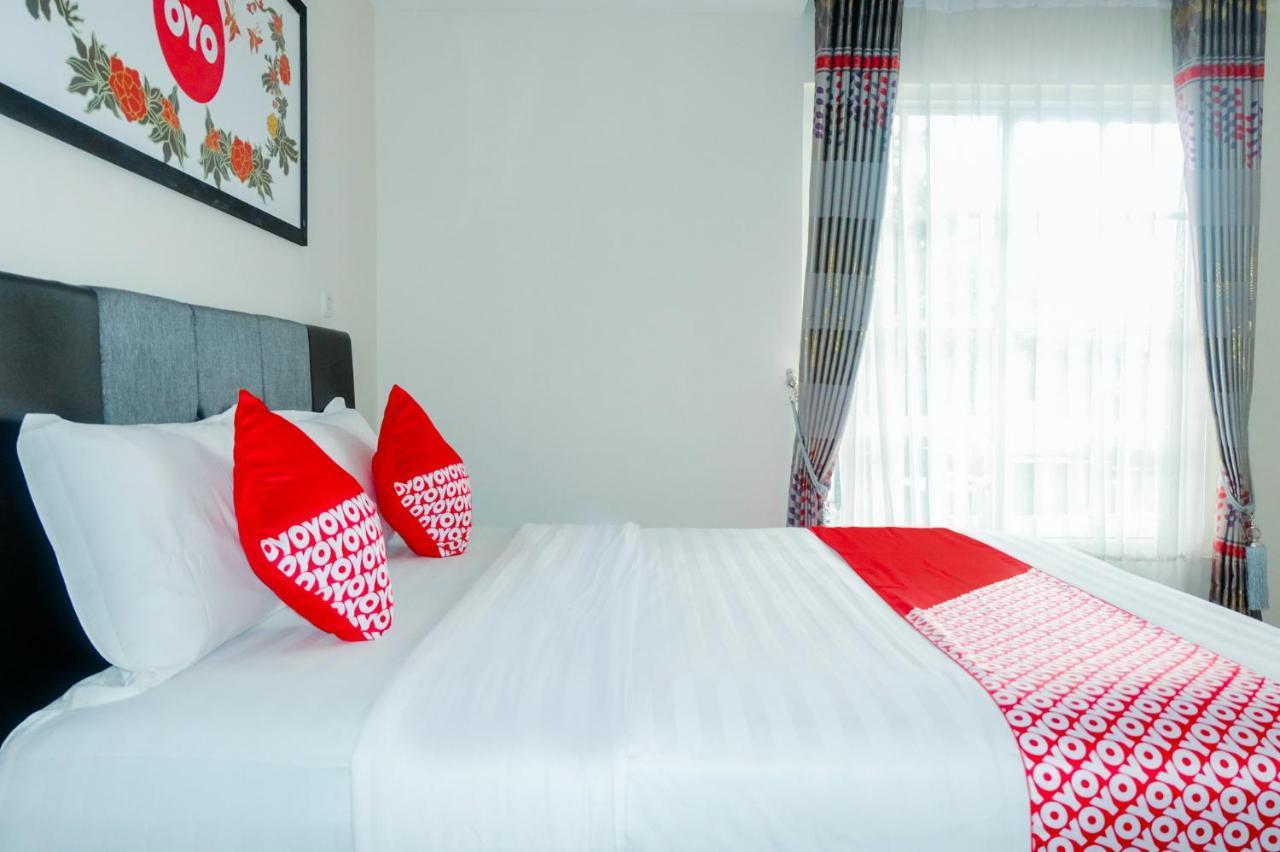 Oyo 696 Hasanah Guest House Syariah De Saphire Malang Esterno foto