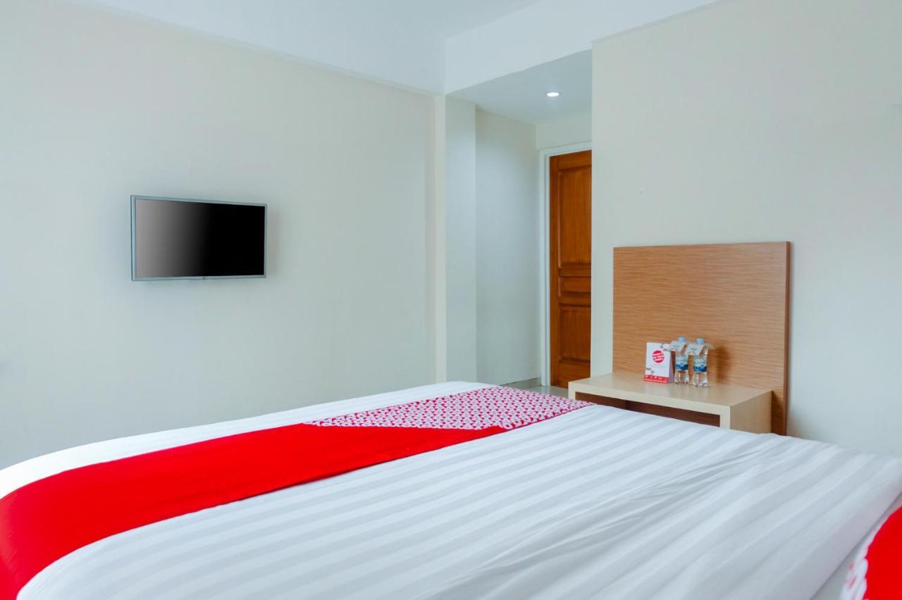 Oyo 696 Hasanah Guest House Syariah De Saphire Malang Esterno foto