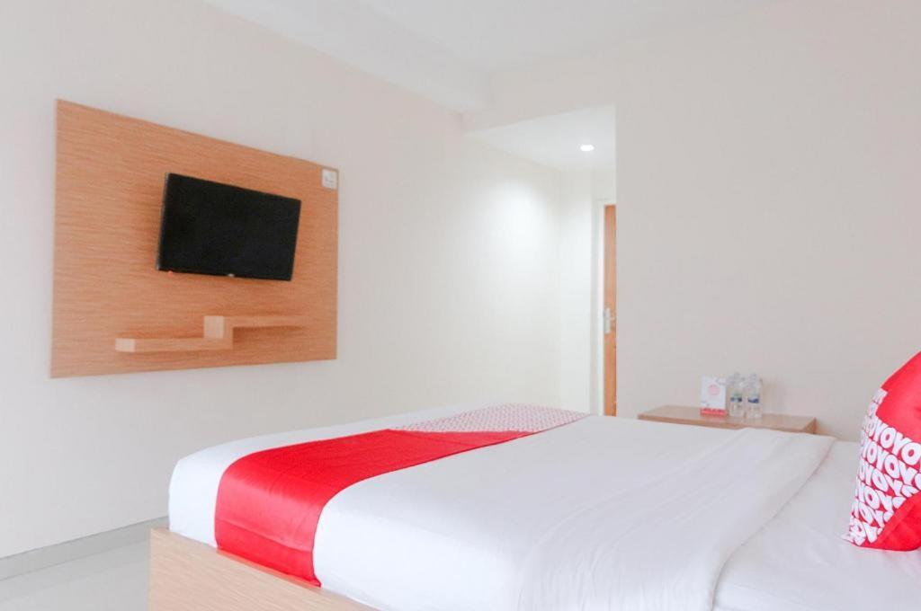 Oyo 696 Hasanah Guest House Syariah De Saphire Malang Esterno foto