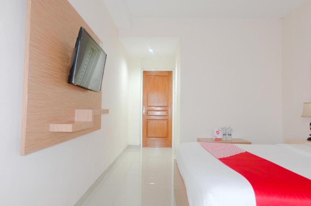 Oyo 696 Hasanah Guest House Syariah De Saphire Malang Esterno foto