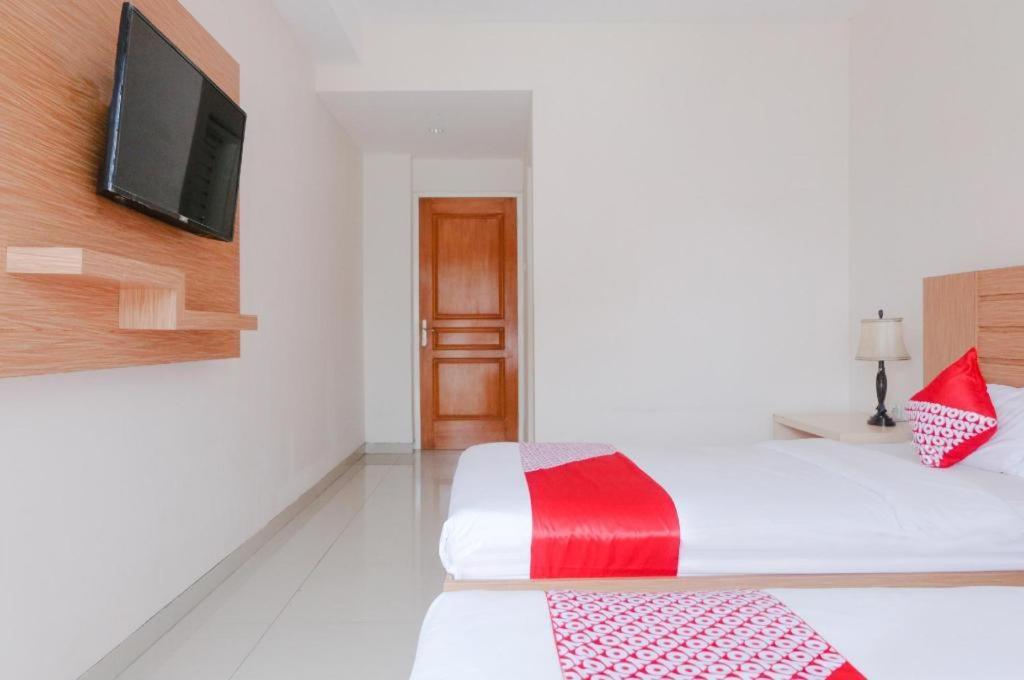 Oyo 696 Hasanah Guest House Syariah De Saphire Malang Esterno foto