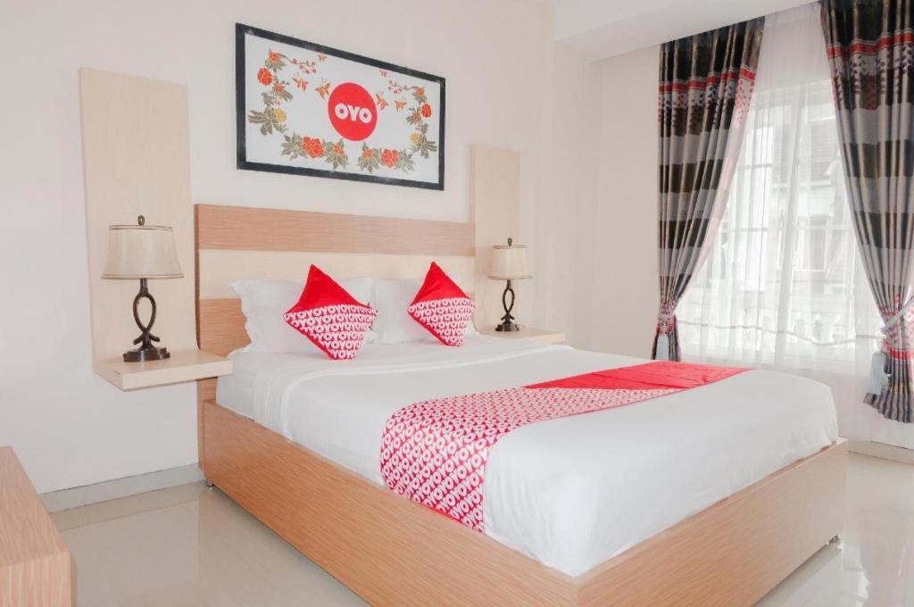 Oyo 696 Hasanah Guest House Syariah De Saphire Malang Esterno foto