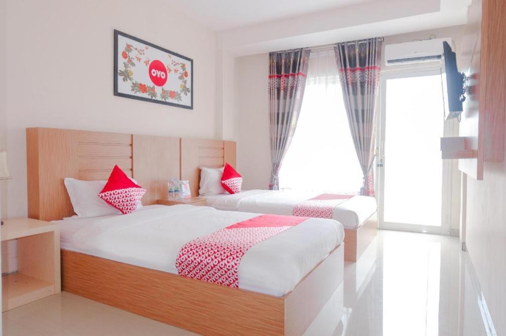 Oyo 696 Hasanah Guest House Syariah De Saphire Malang Esterno foto